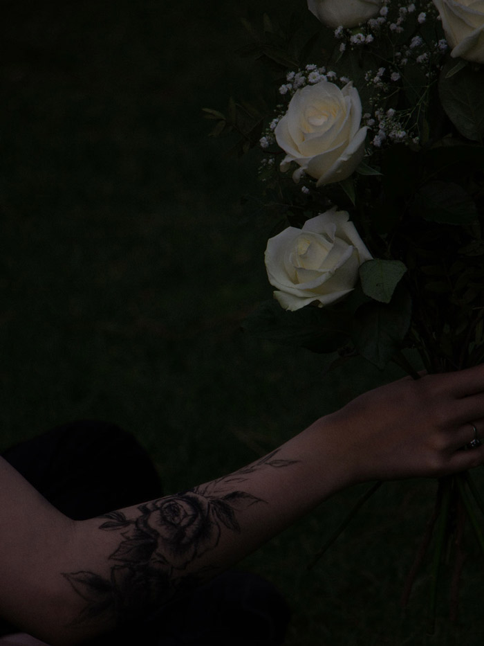 photo tatouage roses et roses blanches