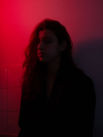 photo portrait au neon rouge Serena Taleb