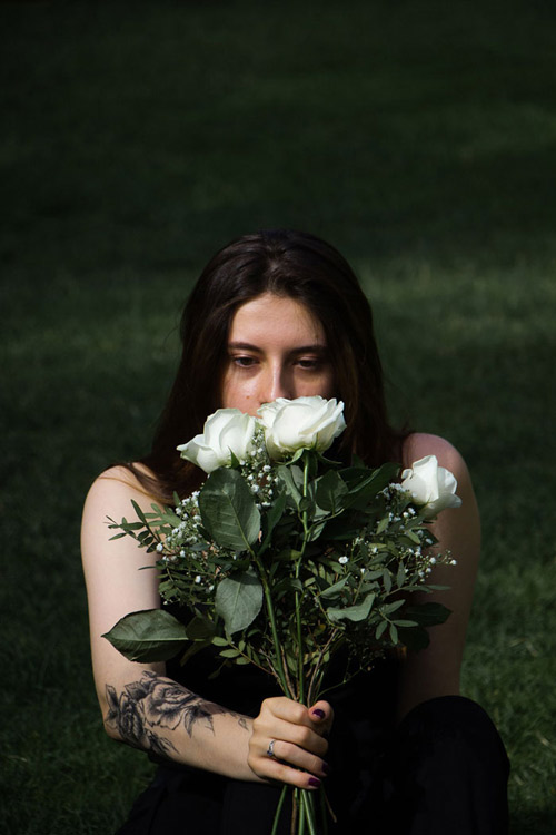 photo portrait avec un bouquet de fleurs Elise Sautet