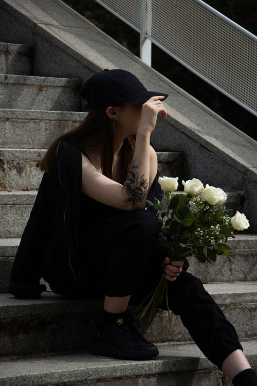 photo portrait avec un bouquet de fleurs Elise Sautet