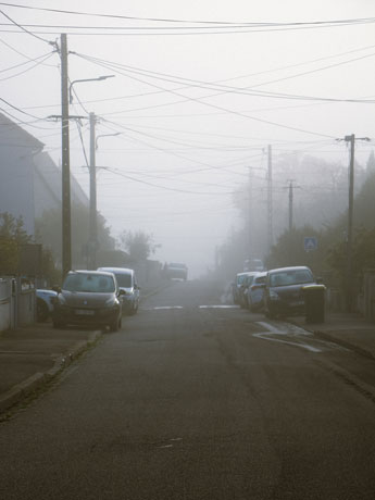photo rue cable avec de la brume