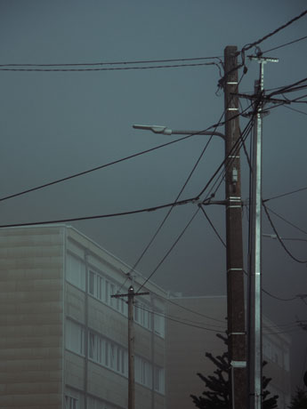 photo rue cable avec de la brume